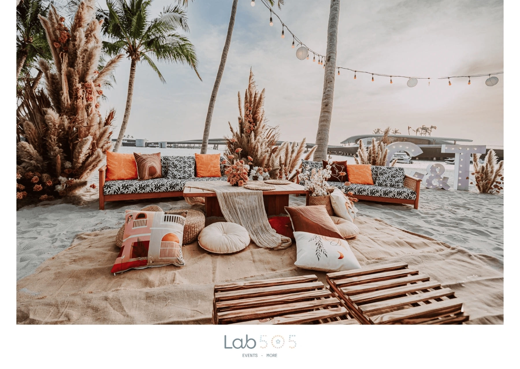 Không gian lounge sự kiện bên biển với bàn thấp và ghế êm